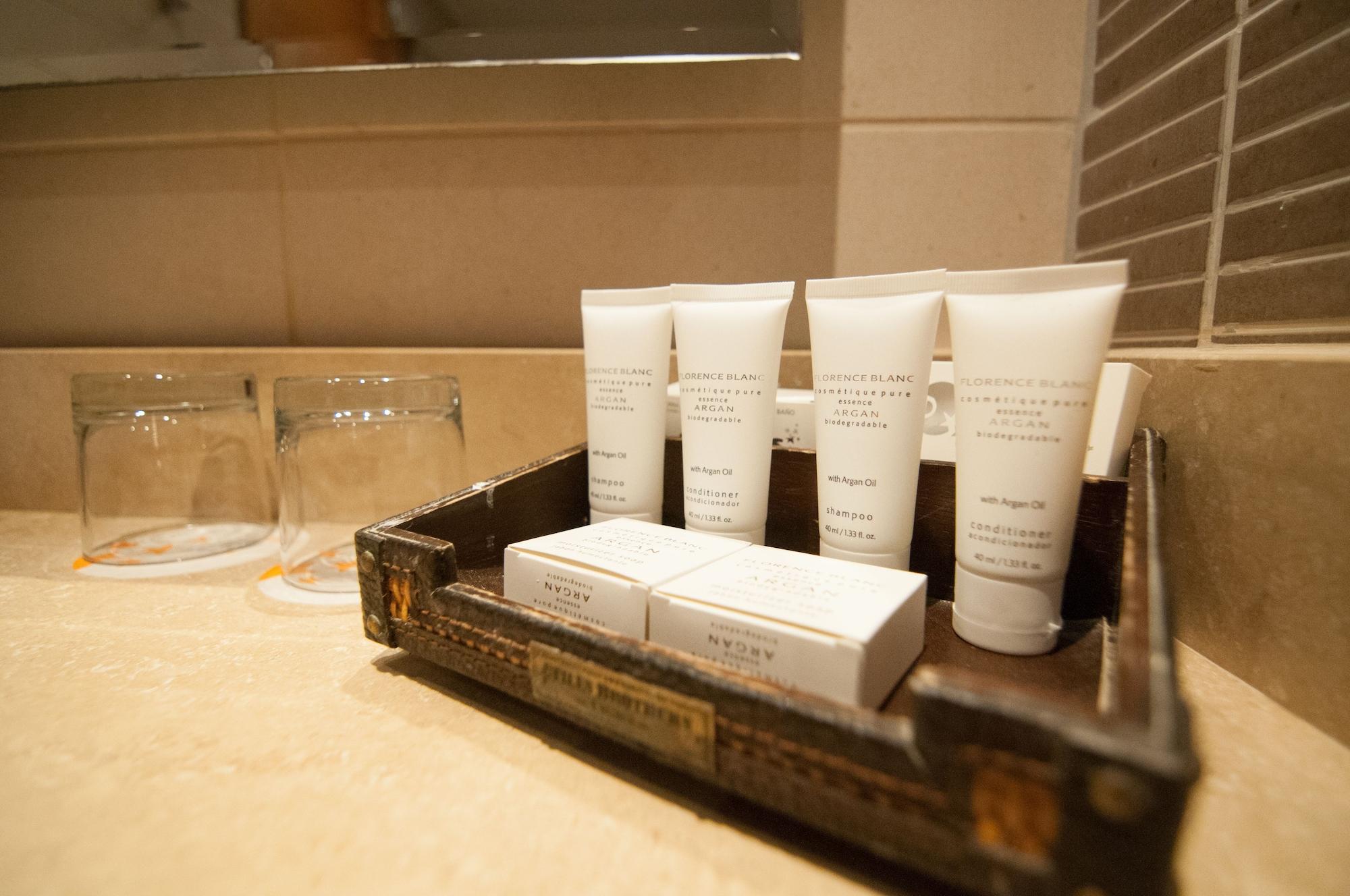 Enjoy Coquimbo Hotel Exterior photo A selection of toiletries in a hotel bathroom